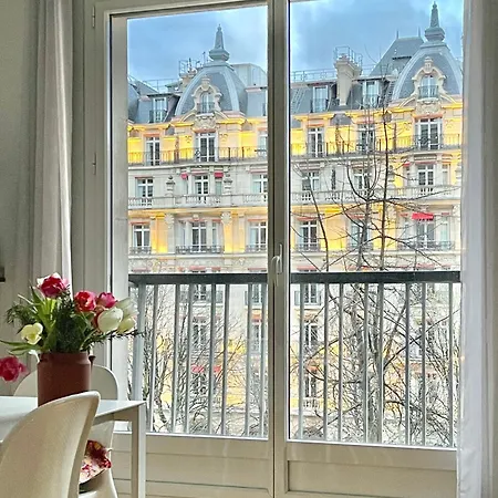 Avenue Montaigne Bienvenue Paříž